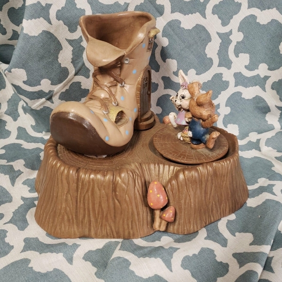 Vintage 1983 Kimple Ceramic piece with music box and moving dancing rabbits. - Picture 2 of 6